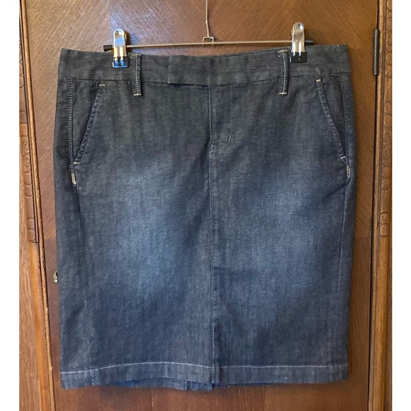 Converse Denim Skirt, One Star, size 6 - Picture 1 of 5